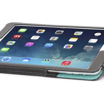 Tablet com capa protetora cinza e turquesa numa superfície branca