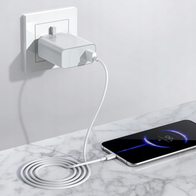 Carregador de parede a carregar smartphone