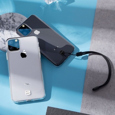 Dois iPhones com capas transparentes, um preto e um branco, sobre superfície azul e cinza com alça preta