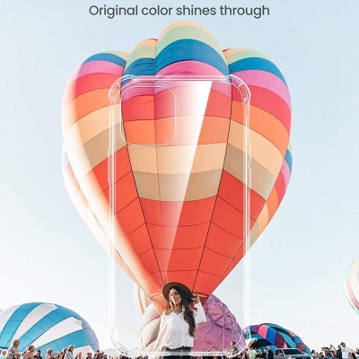 Estojo transparente para telemóvel em frente a um balão de ar quente colorido.