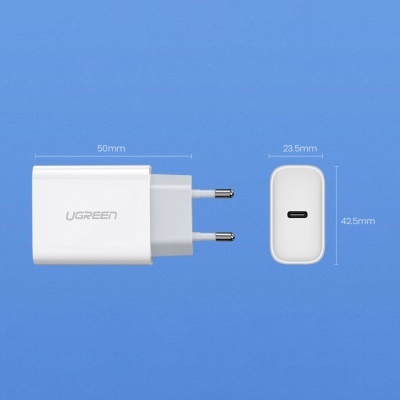 Carregador de parede USB-C branco UGREEN com dimensões mostradas num fundo azul