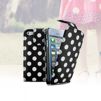 Bolsa preta com bolas brancas e smartphone dentro, menina e cachorro ao fundo