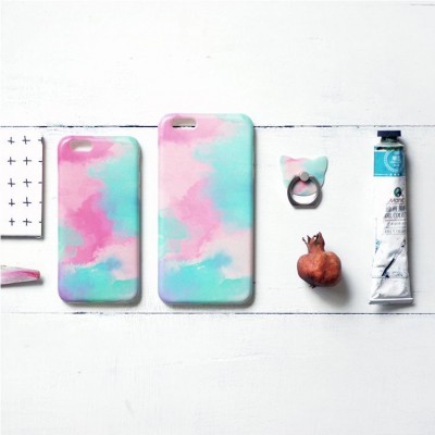 Capas de telemóvel coloridas, anel para telemóvel, tubo de tinta e fruto sobre fundo branco