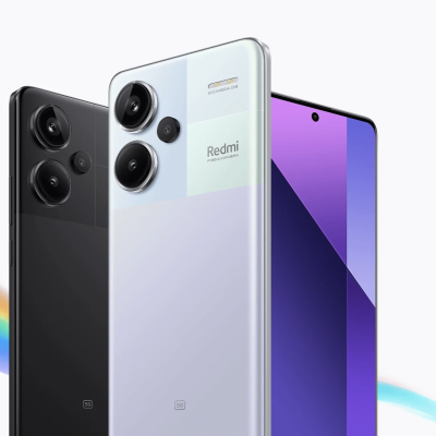 Dois smartphones Redmi preto e branco com várias câmaras e ecrã frontal