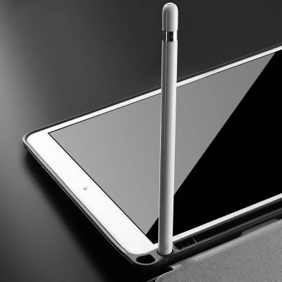 Tablet branco com caneta stylus branca inserida no canto numa capa preta