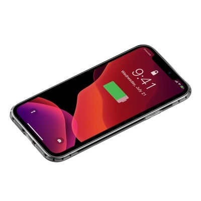 Smartphone preto com ecrã ligado e capa transparente