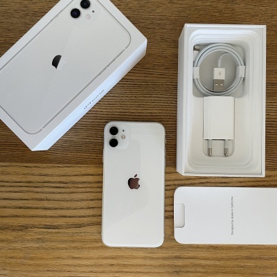 Smartphone branco Apple iPhone com acessórios e caixa