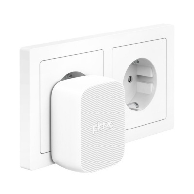 Adaptador branco tp-link Deco ligado a tomada dupla branca na parede