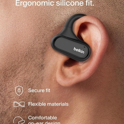 Auricular Belkin preto encaixado numa orelha com texto sobre design ergonómico e características de conforto.