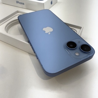 Smartphone Apple iPhone azul claro com duas câmaras na parte traseira e caixa branca aberta