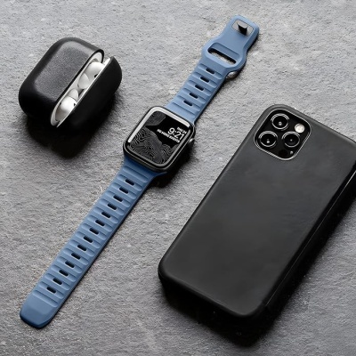 Relógio inteligente azul, auscultadores e smartphone negro sobre superfície cinzenta