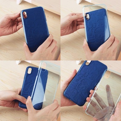 Capa de telemóvel azul com padrão e capa transparente em cima de mesa de madeira