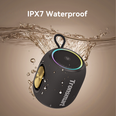 Coluna portátil preta Tronsmart com argola e iluminação colorida submersa em água