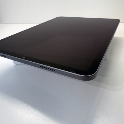 Tablet preto com ecrã grande e bordas cinzentas sobre superfície branca