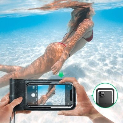 Pessoa a nadar de biquíni vermelho subaquático com smartphone numa capa impermeável preta em primeiro plano