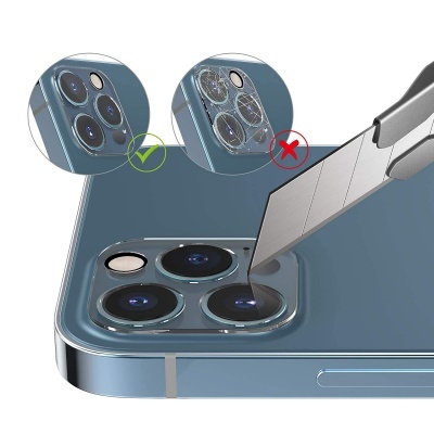 Capa de proteção para câmara de smartphone azul com três lentes e lâmina simulando risco