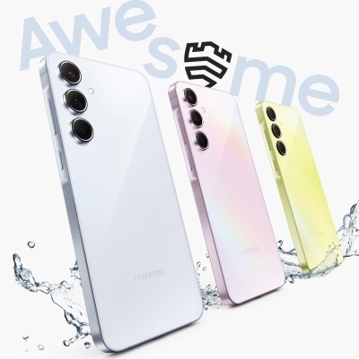 Três smartphones Samsung com lentes triplas em branco, rosa perolado e amarelo