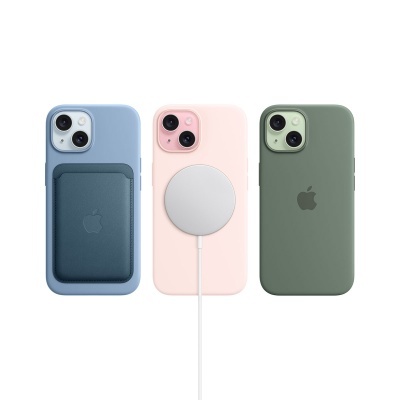 Três iPhones com capas de silicone azul, rosa e verde, carteira em pele azul escura e carregador magnético branco