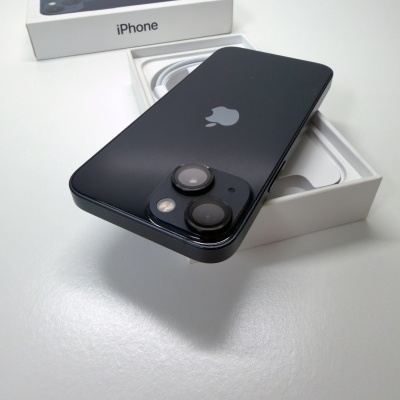 iPhone preto sobre caixa branca aberta com cabo e outra caixa com texto iPhone