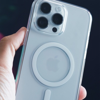 Smartphone branco com capa transparente mostrando logotipo da Apple e três câmeras