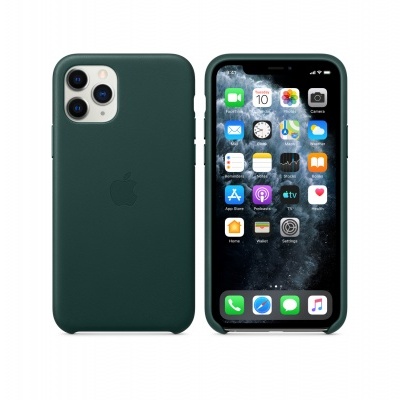 Smartphone Apple iPhone com capa verde escura e ecrã com aplicações visíveis
