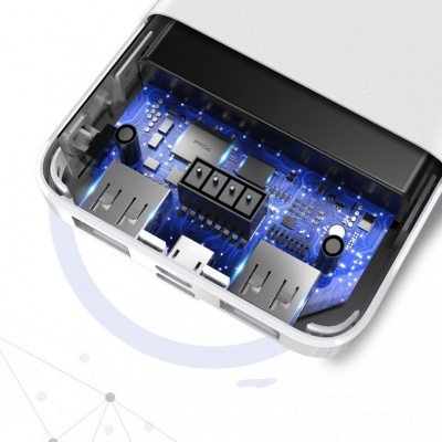 Placa eletrónica azul com conectores USB dentro de caixa branca