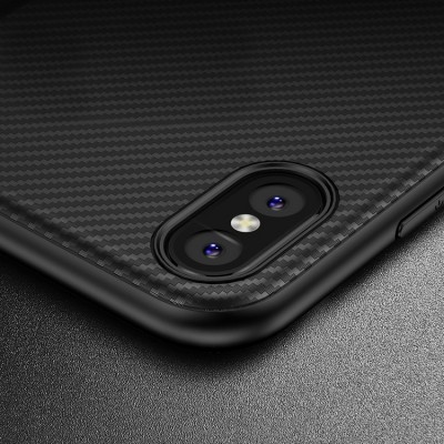 Capa de telemóvel preta com textura de fibra de carbono e câmara dupla