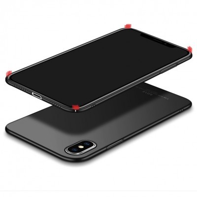 Capa protetora preta para smartphone com cantos vermelhos reforçados