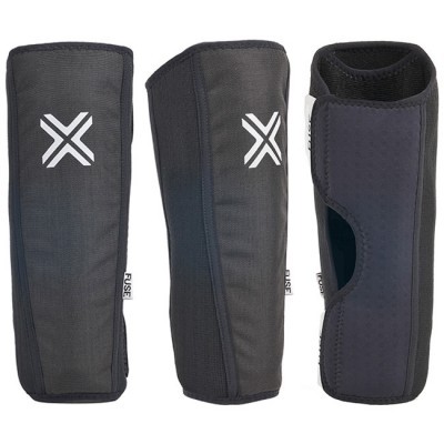 Três protetores para canelas desportivos pretos com padrão branco e etiqueta FUSE
