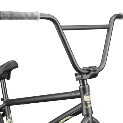 Bicicleta preta com guiador alto e punhos cinzentos texturizados