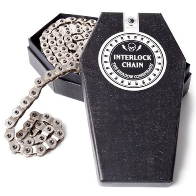 Cadeia metálica em caixa preta formato caixão com etiqueta branca