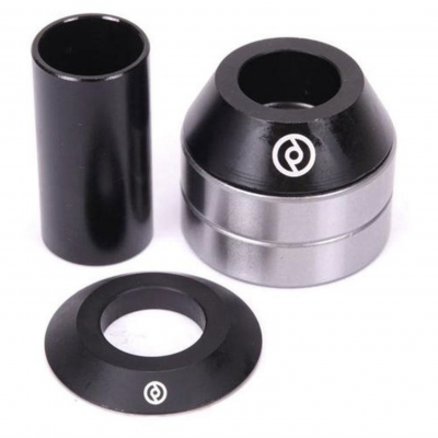 Conjunto de peças metálicas e plásticas pretas e prateadas com logótipo branco