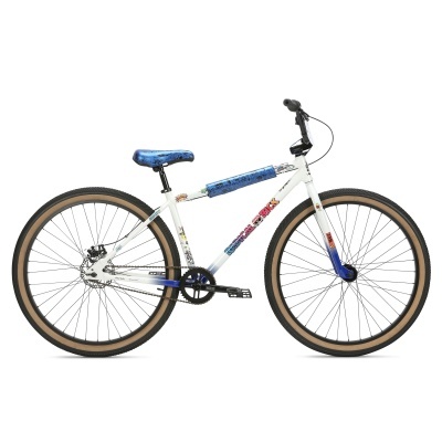 Bicicleta branca com detalhes em azul e vermelho e selim azul