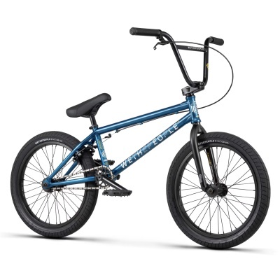 Bicicleta BMX azul metálica com pneus pretos largos e guiador preto alto