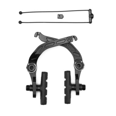 Calços de travão de bicicleta em metal e borracha preto com cabos metálicos finos.