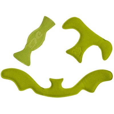 Brinquedos verdes para cão com formas variadas em fundo branco