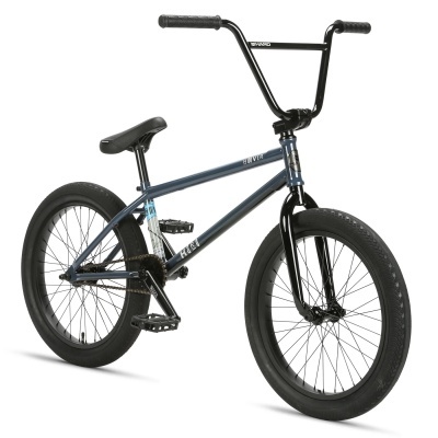 Bicicleta BMX cinza com guiador preto e pneus grossos em fundo branco