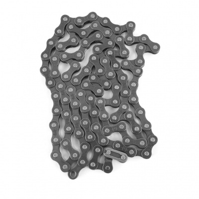 Corrente metálica preta para bicicleta sobre fundo branco