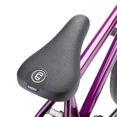 Selim preto de bicicleta com etiqueta CINEMA em quadro roxo metálico