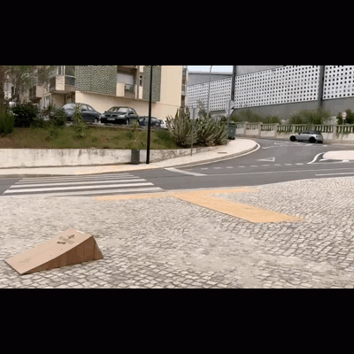 Skateboard a descer rampa em calçada de pedras portuguesas com fundo urbano
