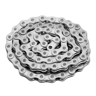 Corrente metálica prateada para bicicleta em espiral sobre fundo branco