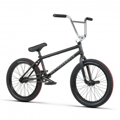 Bicicleta BMX preta com guiador cromado e pneus pretos com ribete vermelho