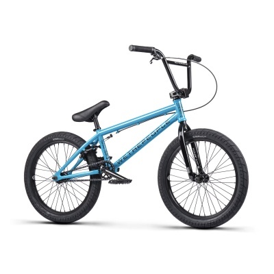 Bicicleta BMX azul com guiador preto e pneus pretos