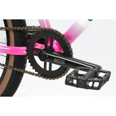 Pedaleira preta com texto SASELIS em bicicleta com quadro branco e rosa