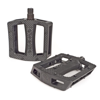 Par de pedais de bicicleta pretos com textura antiderrapante