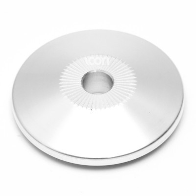 Disco metálico redondo prateado com padrão em raios