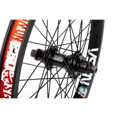 Roda de bicicleta com aro preto, detalhes em branco e vermelho e cubo preto com texto BSQ