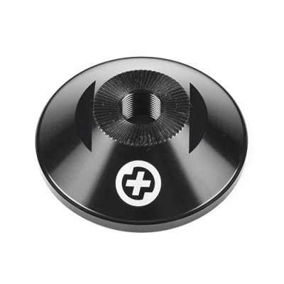 Disco metálico preto com símbolo branco de cruz