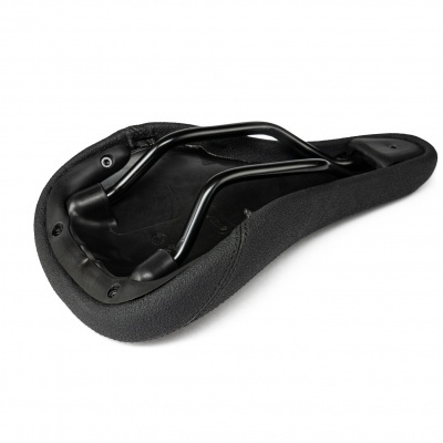 Selim de bicicleta preto com base de metal e molas