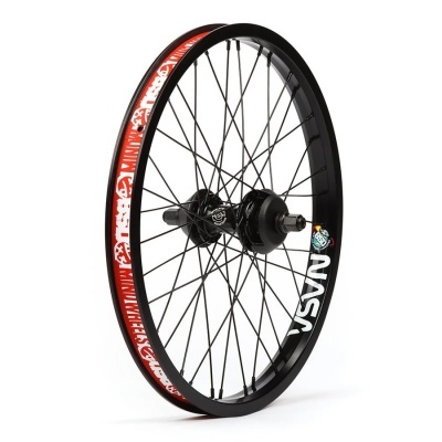 Roda de bicicleta preta com aro metálico e detalhes em vermelho e branco